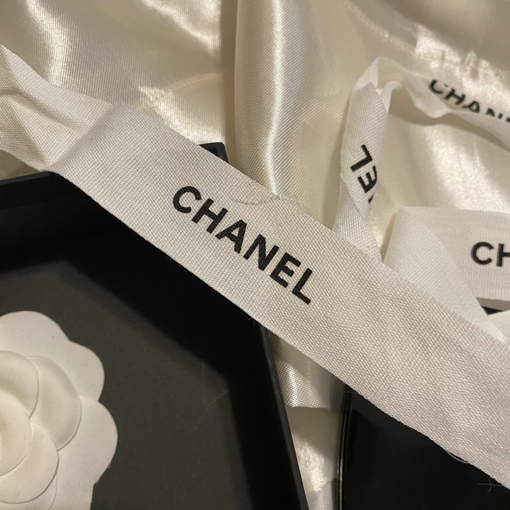 CHANEL Box, Ribbon, Dual Mirror with velvet protective cover, Camellia Flower - Picture 8 of 9